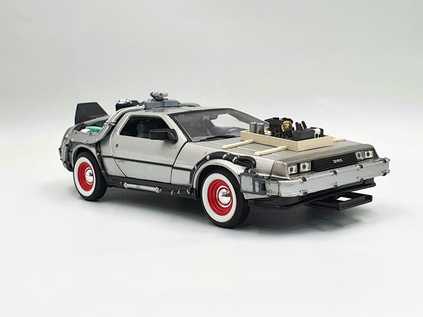 XE MÔ HÌNH DMC BACK TO THE FUTURE III 1:24 WELLY (BẠC)