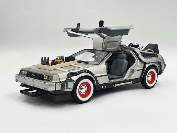 XE MÔ HÌNH DMC BACK TO THE FUTURE III 1:24 WELLY (BẠC)