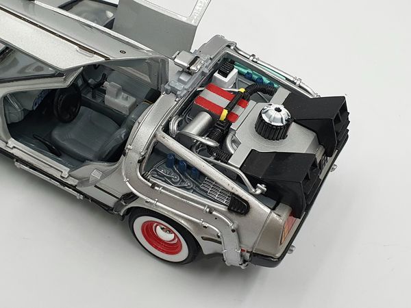 XE MÔ HÌNH DMC BACK TO THE FUTURE III 1:24 WELLY (BẠC)