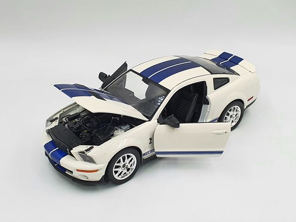 Xe Mô Hình Ford Shelby Cobra Gt500 2007 1:24 Welly (Trắng)