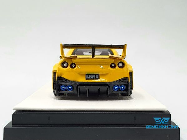 Xe Mô Hình Nissan GTR R35 Spoon Livery #95 + BearBrick 1:64 Space Model ( Vàng )