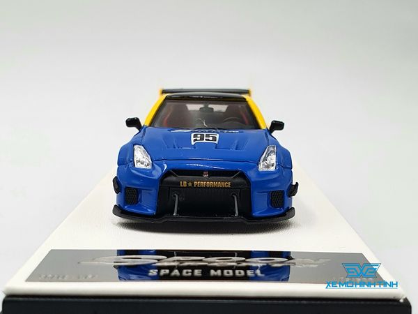 Xe Mô Hình Nissan GTR R35 Spoon Livery #95 + BearBrick 1:64 Space Model ( Vàng )