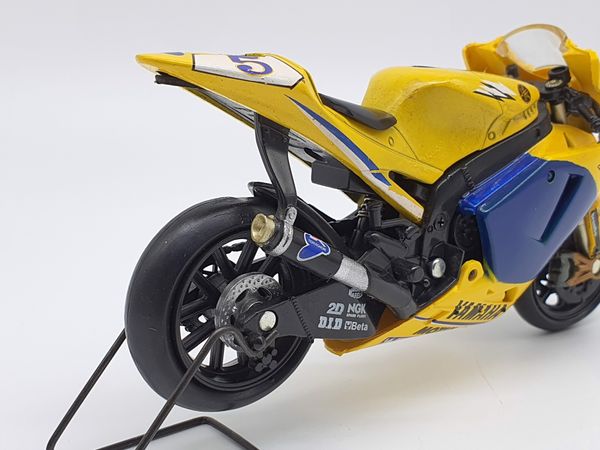 XE MÔ HÌNH YAMAHA M1 NO 46 1:18 NEWRAY (VÀNG)