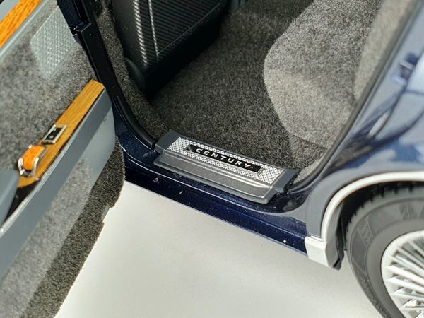 Xe mô hình Toyota Century 1:18 LCD (Blue)