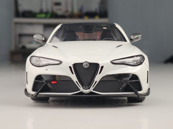 Xe mô hình Alfa Romeo Glulia Gta - Blanco Trofeo - 2022 1:18 Solido (Trắng)