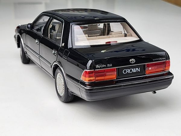 Xe Mô Hình Toyota Crown 1:18 KengFai ( Đen )