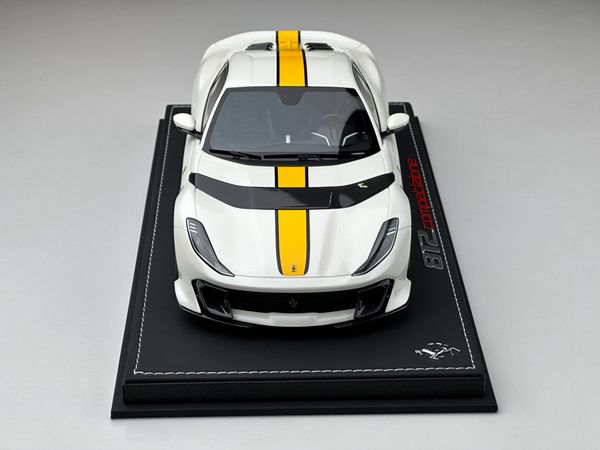 Xe Mô Hình Ferrari 812 Competizione 2021 1:18 BBR ( Trắng Sọc Vàng )