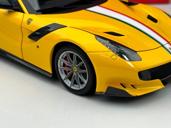 Xe Mô Hình Ferrari F12 TDF 2016 Giallo Trisstrato - Bandiera Italiana 1:18 BBR ( Yellow - Italian Flag )