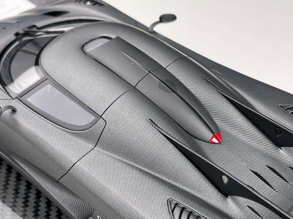 Xe mô hình Koenigsegg One: 1 1:18 FrontiArt ( Naked Carbon )