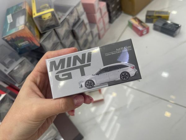 Xe Mô Hình Audi RS 6 Avant Carbon Black Edition Florett Silver LHD 1:64 MiniGT ( trắng )