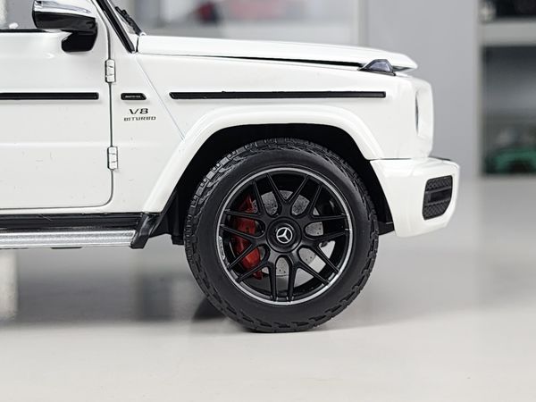 Xe Mô Hình Mercedes-Benz AMG G63 2018 1:18 Minichamp ( Trắng )