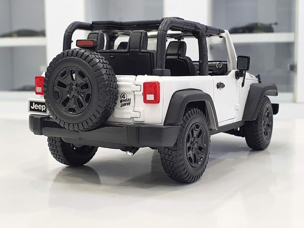 XE MÔ HÌNH JEEP WRANGLER CONVERTIBLE 2014 1:18 MAISTO (TRẮNG)