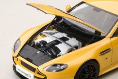 XE MÔ HÌNH ASTON MARTIN V12 VANTAGE S 1:18 AUTOART (VÀNG)