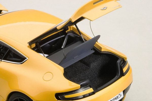 XE MÔ HÌNH ASTON MARTIN V12 VANTAGE S 1:18 AUTOART (VÀNG)