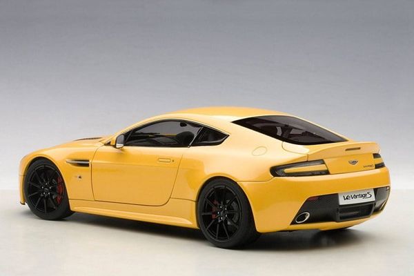 XE MÔ HÌNH ASTON MARTIN V12 VANTAGE S 1:18 AUTOART (VÀNG)