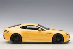 XE MÔ HÌNH ASTON MARTIN V12 VANTAGE S 1:18 AUTOART (VÀNG)