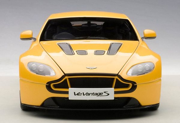 XE MÔ HÌNH ASTON MARTIN V12 VANTAGE S 1:18 AUTOART (VÀNG)