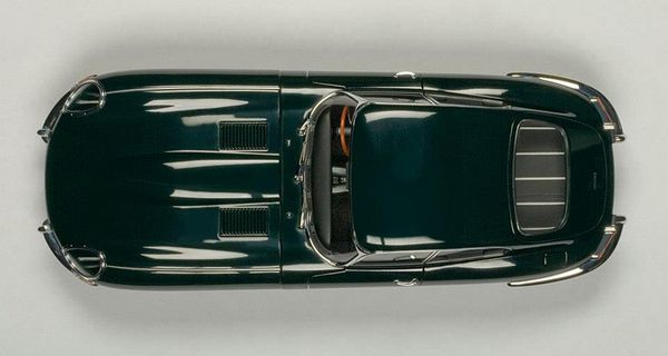 1:18 JAGUAR E-TYPE COUPE SERIES I 3.8 (GREEN)(WITH METAL WIRE-SPOKE WHEELS)