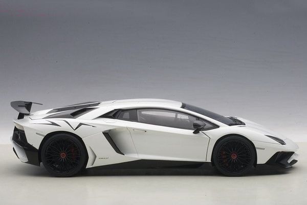 1/18 LAMBORGHINI AVENTADOR LP750-4 SV (BIANCO CANOPUS/PEARL WHITE)