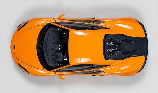 76044 MH 1:18 McLAREN 570S (McLAREN ORANGE/SILVER WHEELS)