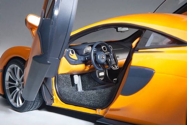 76044 MH 1:18 McLAREN 570S (McLAREN ORANGE/SILVER WHEELS)