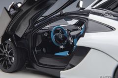 Xe Mô Hình McLAREN P1 1:18 Autoart (ALASKAN DIAMOND WHITE W/ BLUE/BLACK INTERIOR )