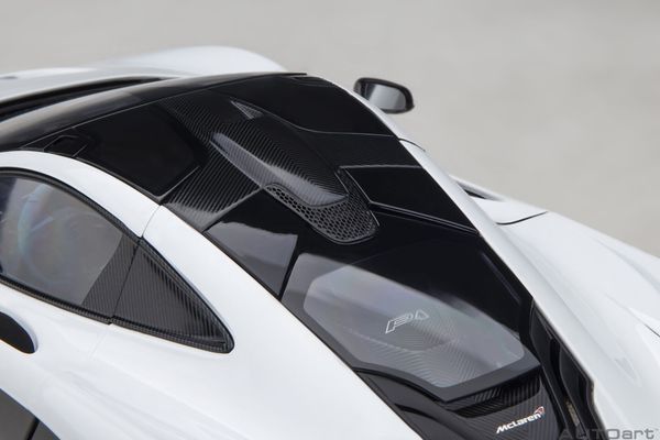 Xe Mô Hình McLAREN P1 1:18 Autoart (ALASKAN DIAMOND WHITE W/ BLUE/BLACK INTERIOR )