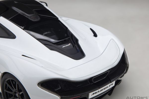 Xe Mô Hình McLAREN P1 1:18 Autoart (ALASKAN DIAMOND WHITE W/ BLUE/BLACK INTERIOR )