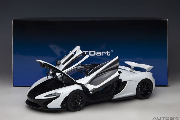 Xe Mô Hình McLAREN P1 1:18 Autoart (ALASKAN DIAMOND WHITE W/ BLUE/BLACK INTERIOR )