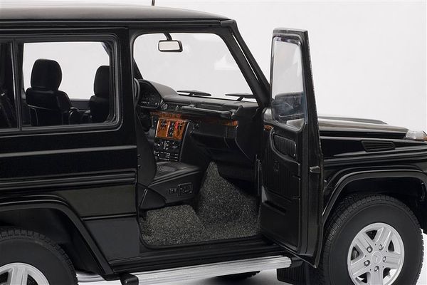 1/18 MERCEDES-BENZ G MODEL 90'S SWB (BLACK)u