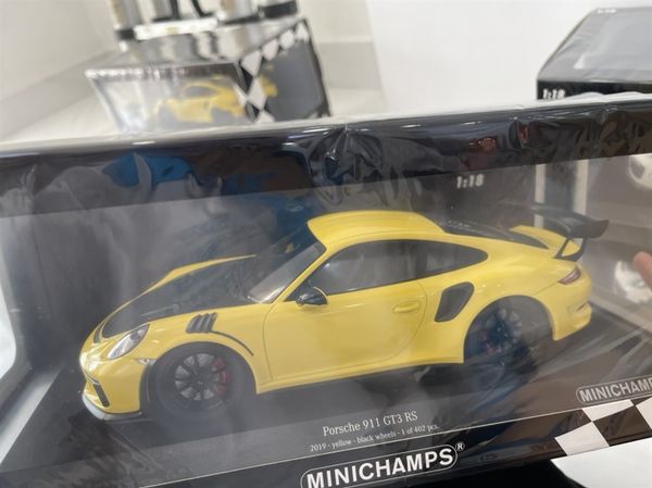 Xe Mô Hình Porsche 911 (911.2) GT2 RS 2018 1:18 Minichamps (Vàng)