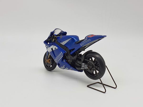 XE MÔ HÌNH YAMAHA M1 GO NO5 1:18 NEWRAY (xanh)