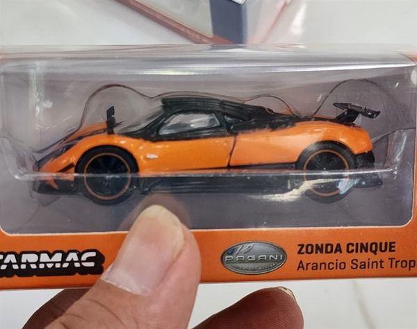 Xe Mô Hình PAGANI ZONDA CINQUE Arancio Saint Tropez 1:64 Tarmac Works ( Cam )