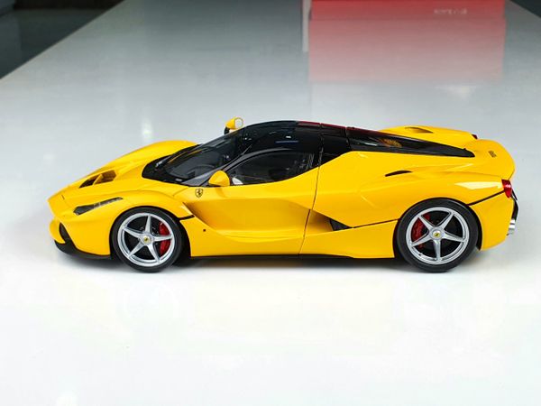 Xe Mô Hình Ferrari LaFerrari 1:18 BBR Models ( Vàng Mui Đen )