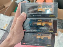 Xe Mô Hình Hình Land Rover Defender 110 1:64 Master ( Vàng Camel)