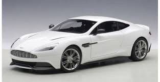 1/18 ASTON MARTIN VANQUISH (GLOSSY WHITE)