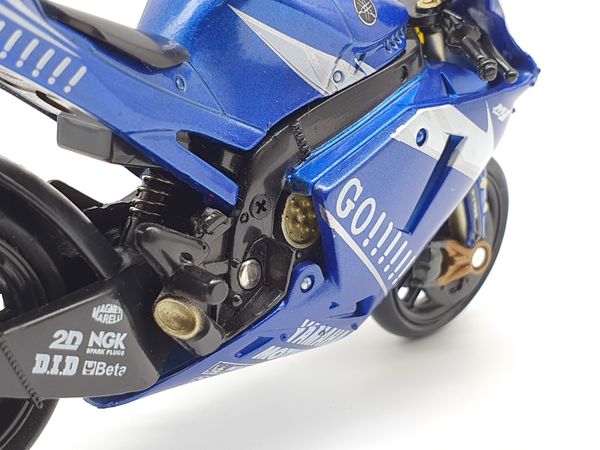 XE MÔ HÌNH YAMAHA M1 GO NO5 1:18 NEWRAY (xanh)