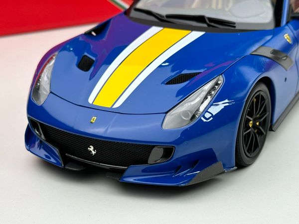 Xe Mô Hình Ferrari F12 TDF Azzurro Dino 1:18 BBR ( Xanh Sọc Vàng )
