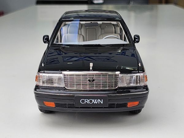 Xe Mô Hình Toyota Crown 1:18 KengFai ( Đen )