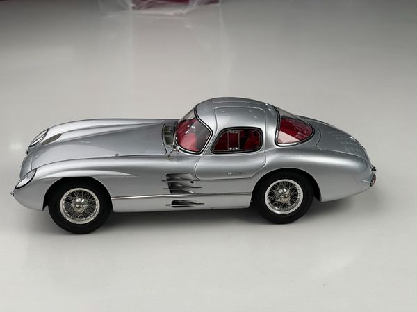 Xe Mô Hình Mercedes-Benz 300 SLR, the Uhlenhaut Gullwing Coupe 1955 1/18 CMC