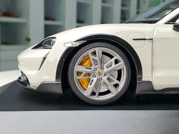 Xe Mô Hình Porsche Taycan CUV Turbo S 2021 1:18 Minichamps ( Trắng )