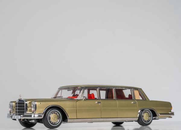 Xe Mô Hình Mercedes-Benz Pullman MB 600 1:18 Kengfai (Gold Nội Thất Đỏ)