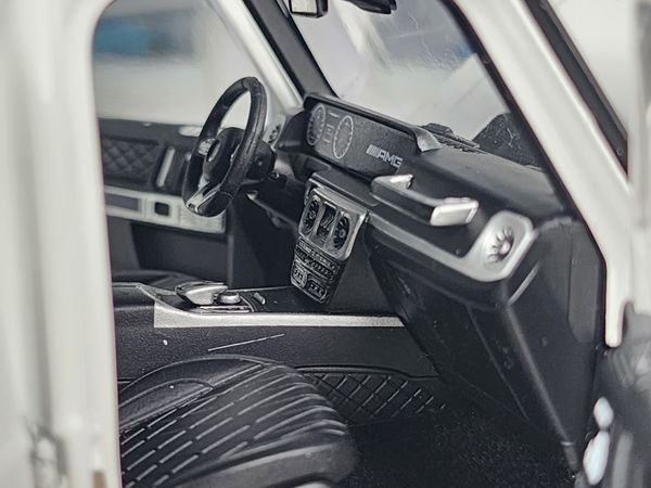 Xe Mô Hình Mercedes-Benz AMG G63 2018 1:18 Minichamp ( Trắng )