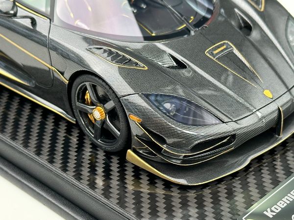 Xe Mô Hình Koenigsegg Agera RS Phoenix Limited 500pcs 1:18 Frontiart (Đen Carbon Viền Vàng)