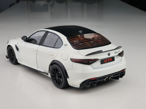 Xe mô hình Alfa Romeo Glulia Gta - Blanco Trofeo - 2022 1:18 Solido (Trắng)