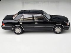 Xe Mô Hình Toyota Crown 1:18 KengFai ( Đen )