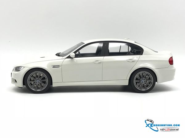 XE MÔ HÌNH BMW M3 E90 1:18 GTSPIRIT (TRẮNG)