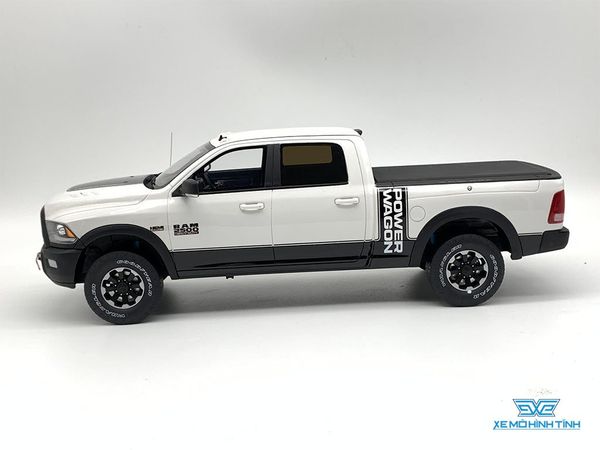 Xe Mô Hình 2017 Ram 2500 Power Wagon 1:18 GTSpirit ( Trắng )