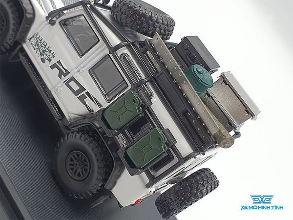 Xe Mô Hình Land Rover Defender 110 1:64 Master ( Trắng )