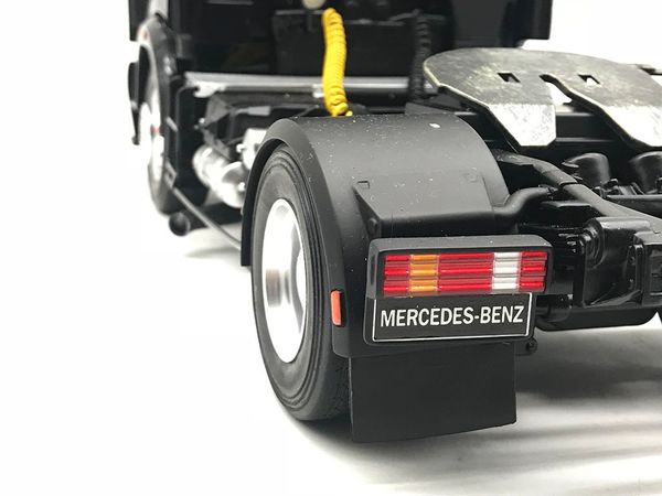 Xe Mô Hình MERCEDES BENZ SK1748 TRUCK 1:18 Otto ( Đen )